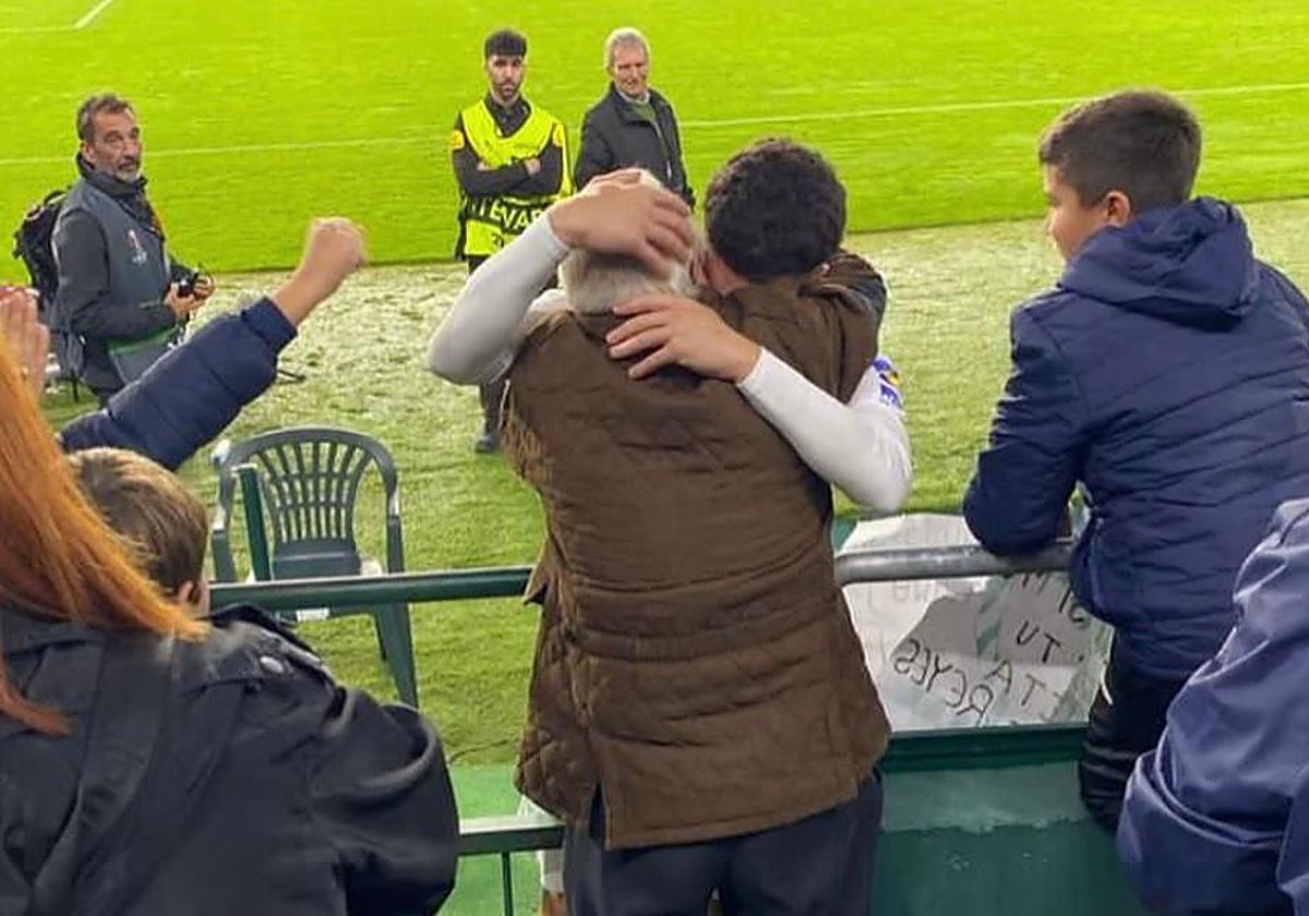 Enrique se funde con su abuelo en un abrazo en una grada del Benito Villamarín