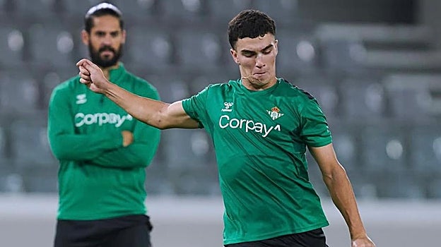 Isco observa a Enrique Fernández ejecutar un golpeo en el entrenamiento previo al duelo europeo del Betis en Limassol