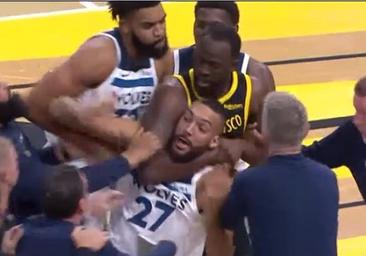 Draymond Green, expulsado en el segundo minuto de partido por hacerle la peligrosa técnica de mataleón a Gobert