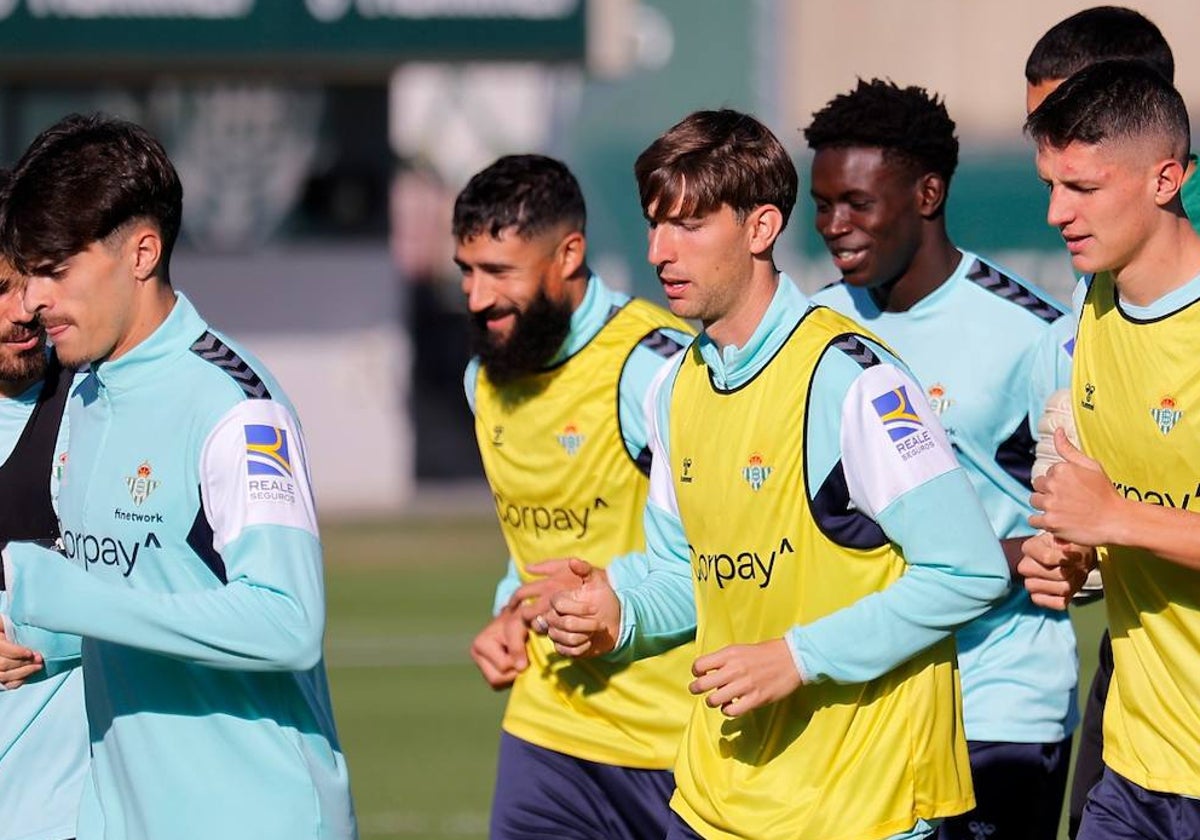 Miranda hace carrera continua con sus compañeros en el entrenamiento del Betis