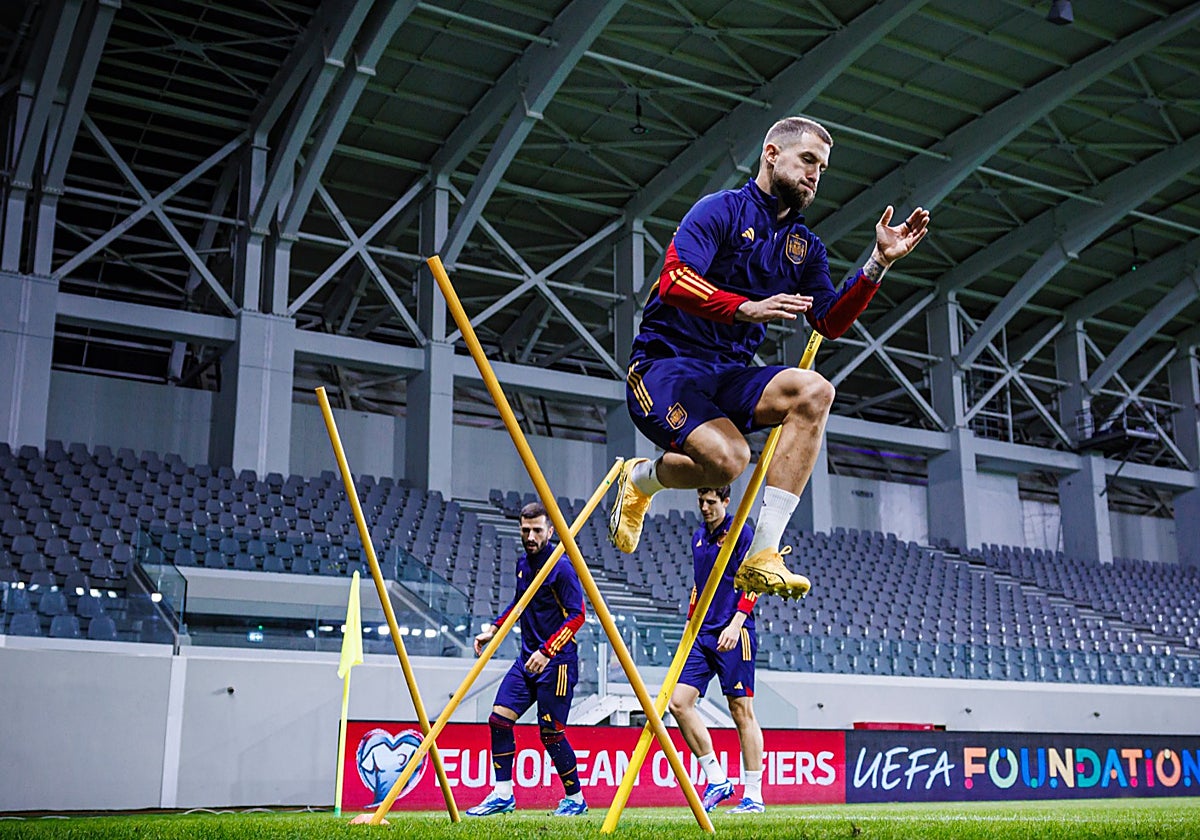 Íñigo Martínez, en el entrenamiento de la selección
