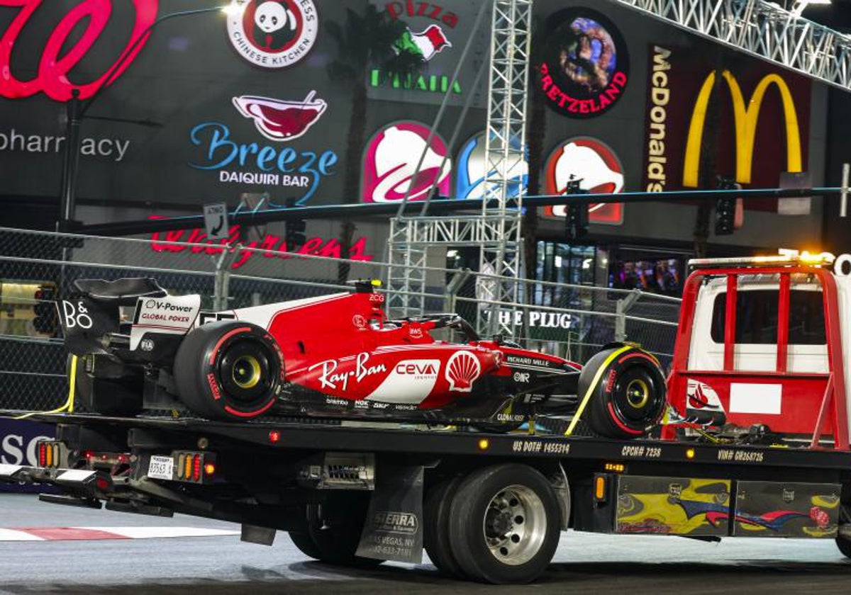 Una grúa retira el coche de Sainz tras el impacto con una tapa de alcantarilla en el circuito de Las Vegas