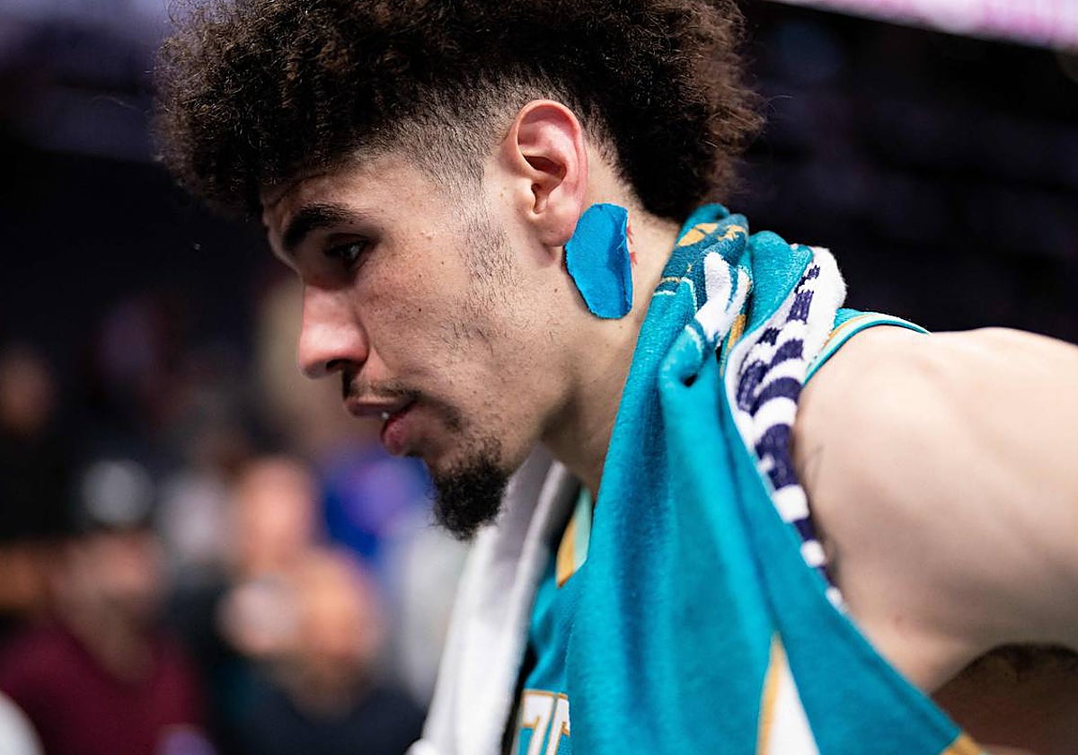 LaMelo Ball, con el tatuaje tapado durante un partido