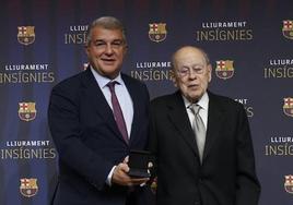 Jordi Pujol recibe la insignia de oro y brillantes del FC Barcelona