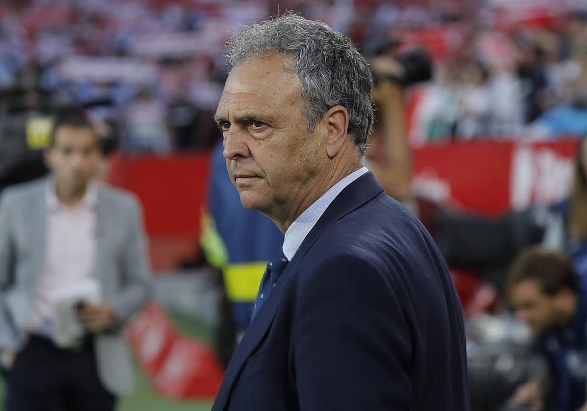 Joaquín Caparrós, en el derbi Sevilla-Betis disputado en Nervión en abril de 2019