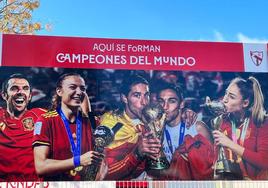 El Sevilla actualiza su cartel: «Aquí se forman campeones del mundo»