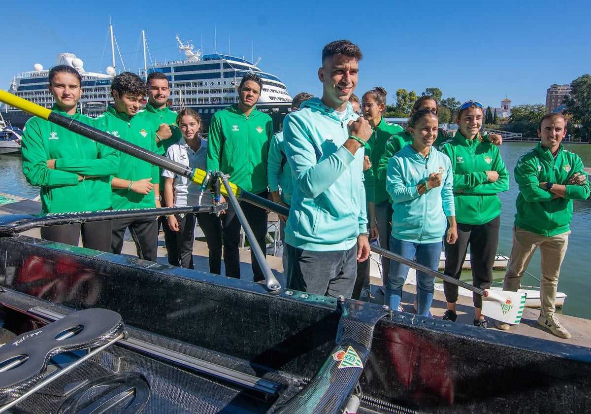Marc Roca, jugador del Betis, en el bautizo en el Guadalquivir con la embarcación de remo verdiblanca