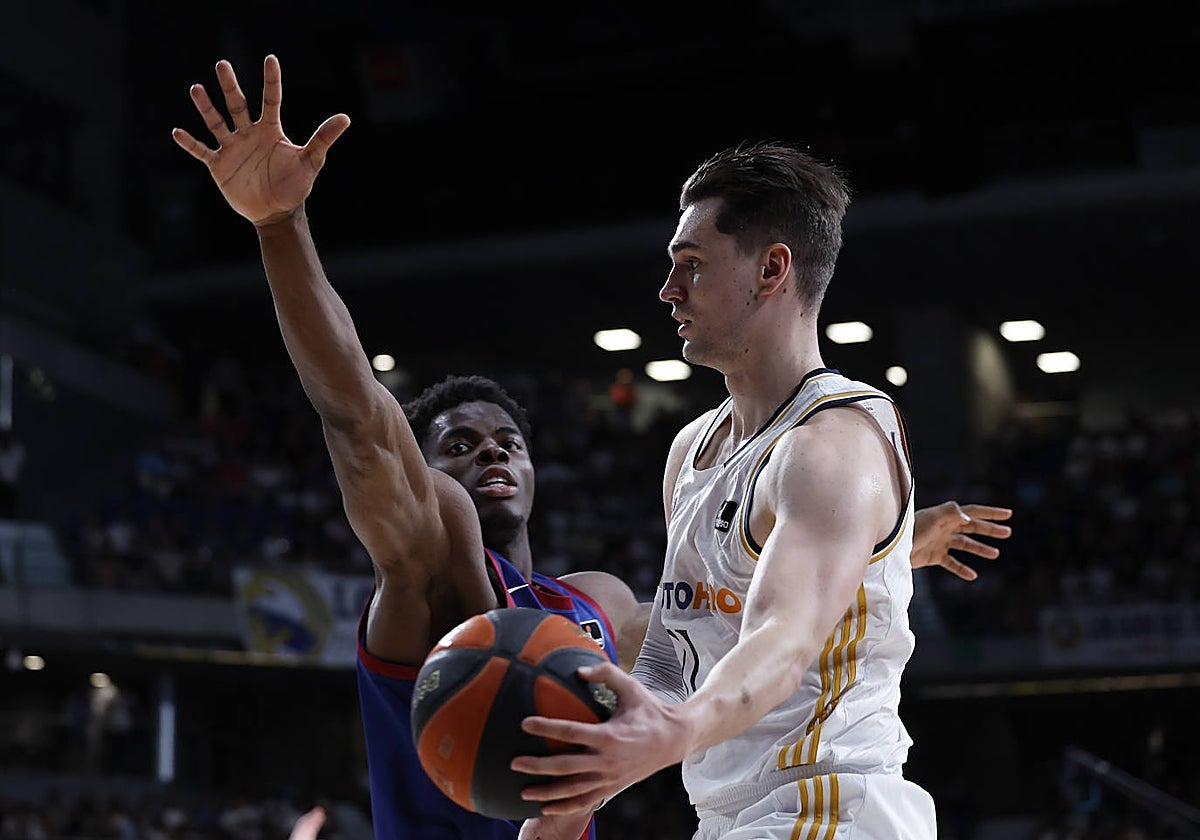 Nnaji defiende a Hezonja durante una entrada a canasta