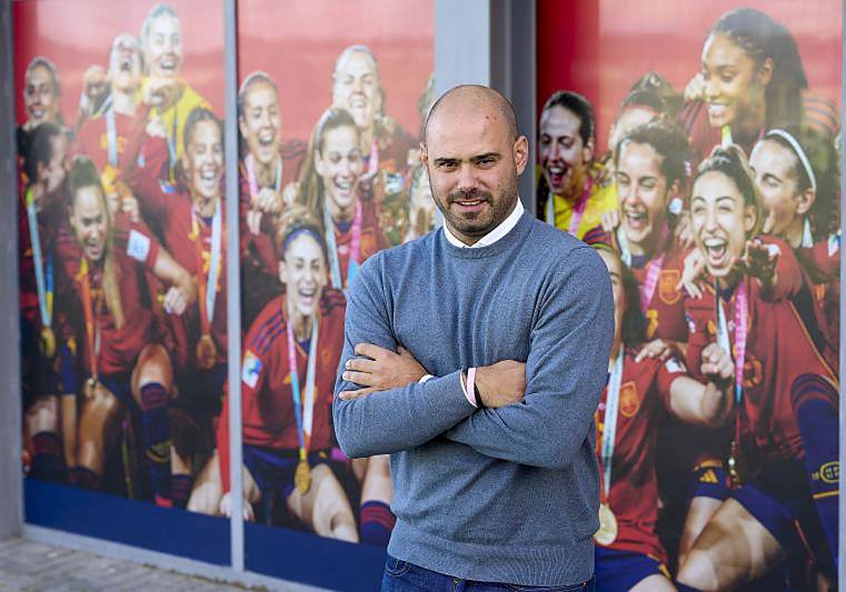 Markel Zubizarreta posa delante de las campeonas del mundo