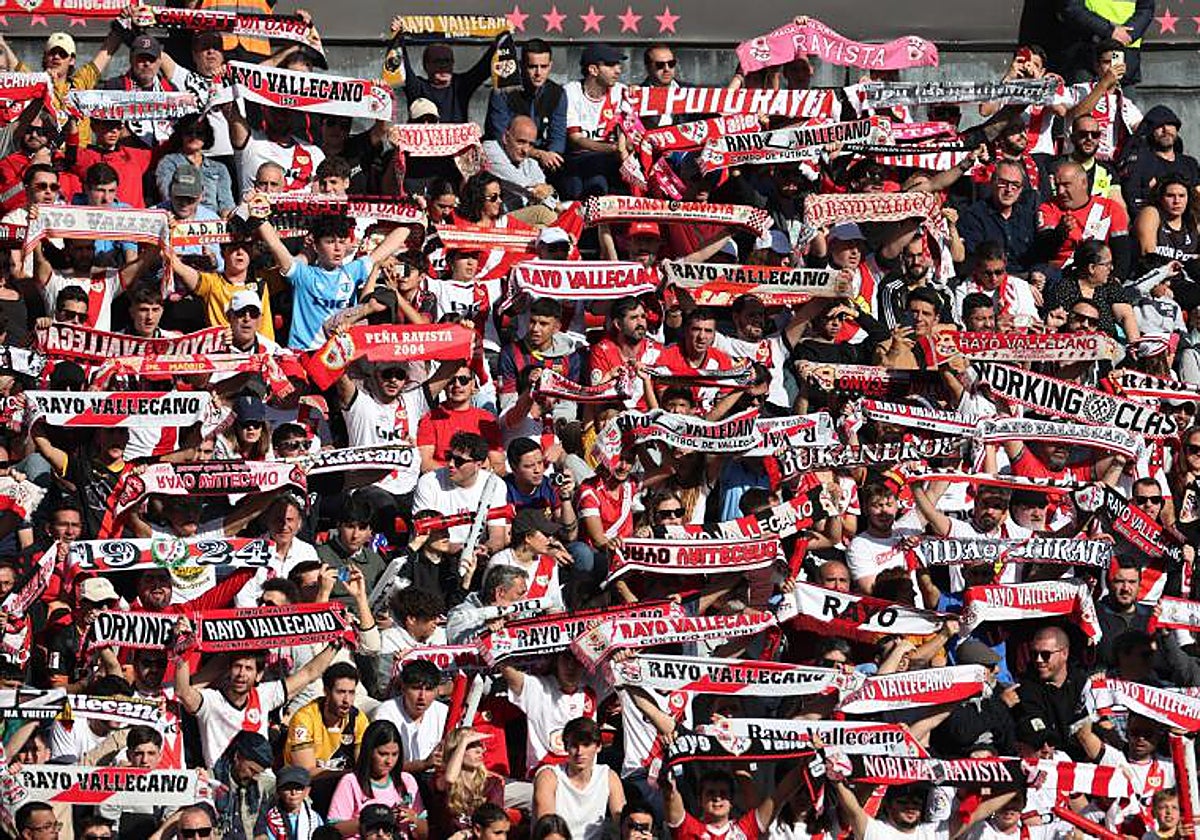 La afición del Rayo en Vallecas ante el Barça