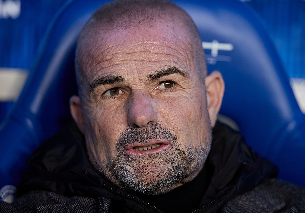 Paco López durante el Alavés-Granada, su último partido como entrenador de los andaluces