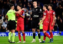 La protesta de Navas, la imagen del desquiciamiento del Sevilla en Anoeta