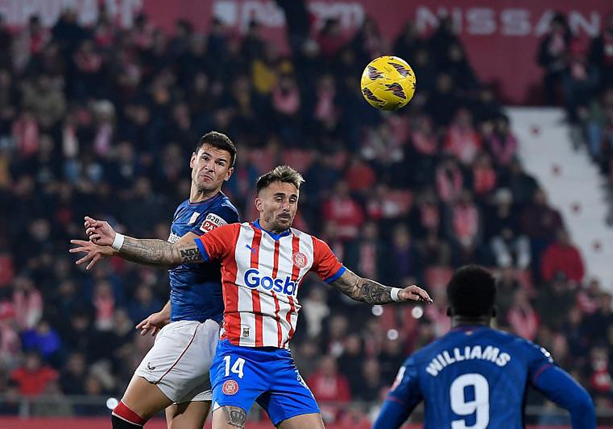 Vesga y Aleix García pugnan por un balón