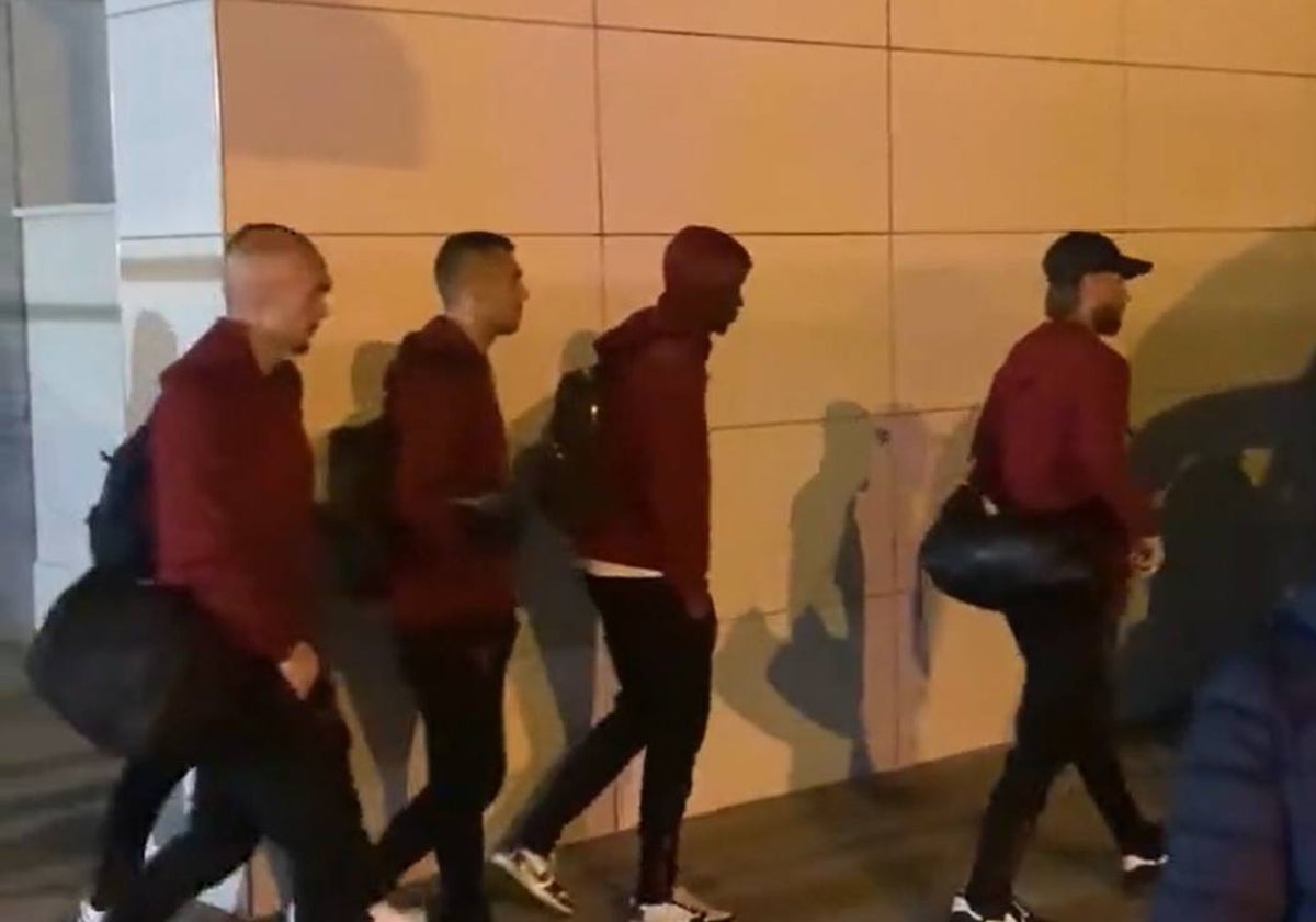 Jugadores del Sevilla a la salida del aeropuerto de San Pablo