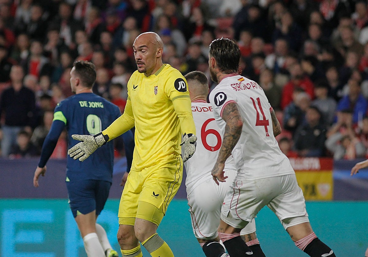 Dmitrovic, durante el Sevilla - PSV