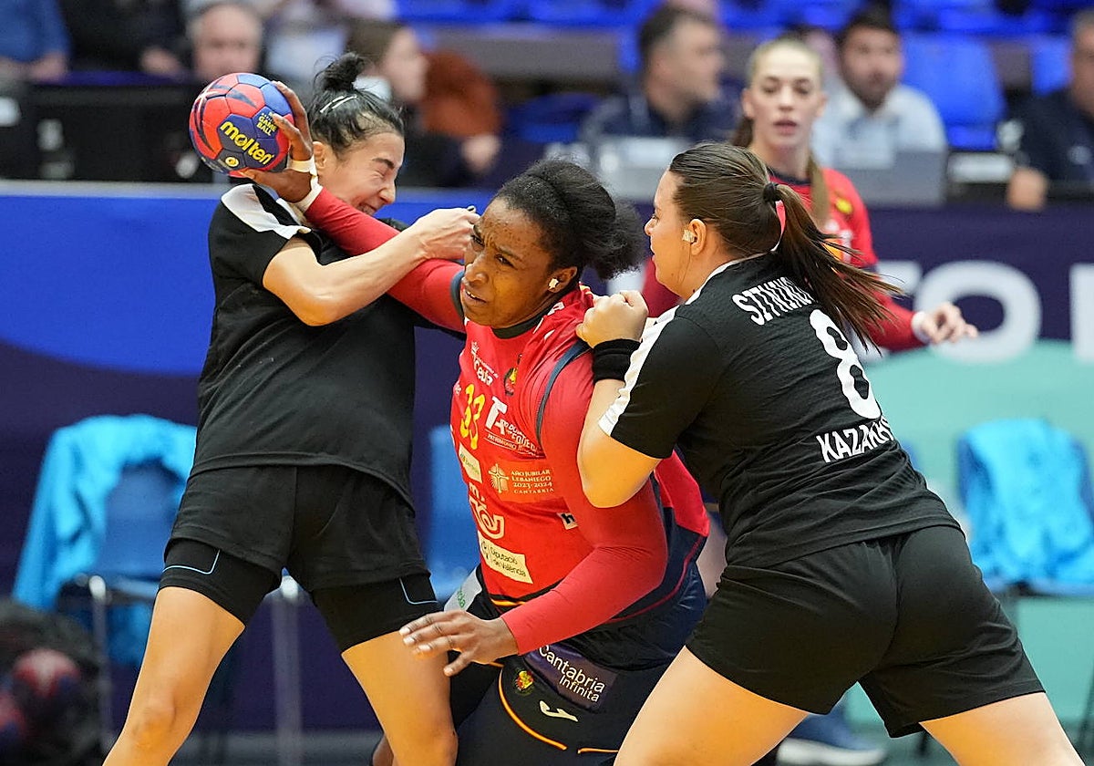 Gassama, defendida por dos jugadores kazajas