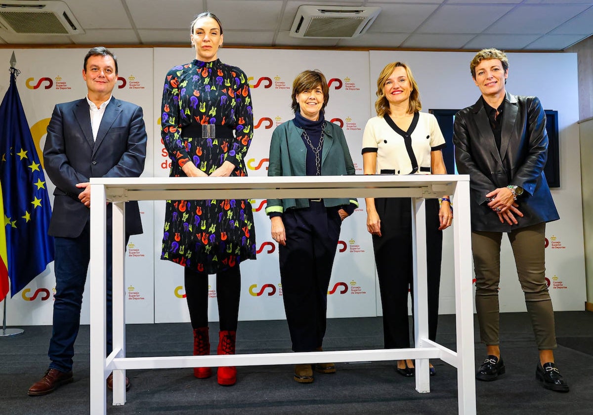 Francos, Pascua, Muguruza, Alegría y Aguilar, durante la firma del convenio