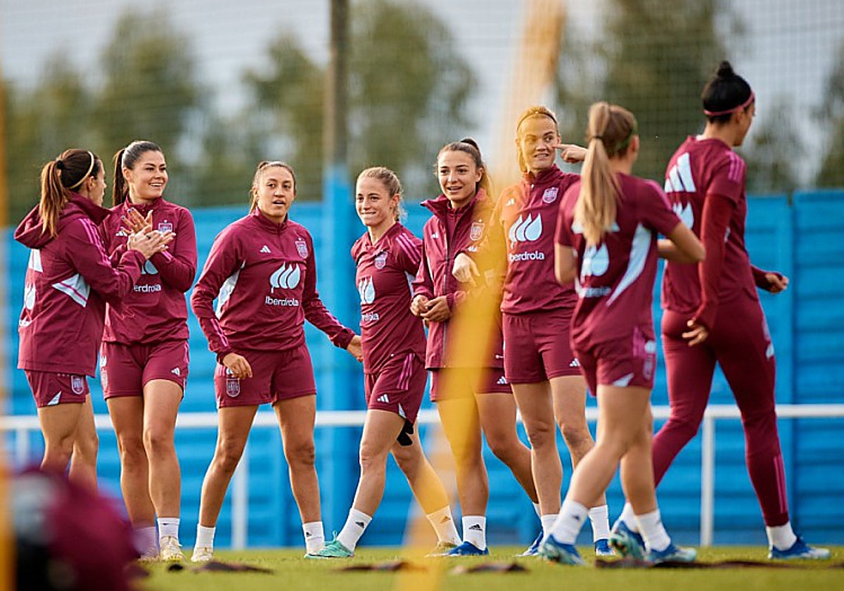 Las jugadoras de la selección española, durante el entrenamiento previo al encuentro frente a Italia