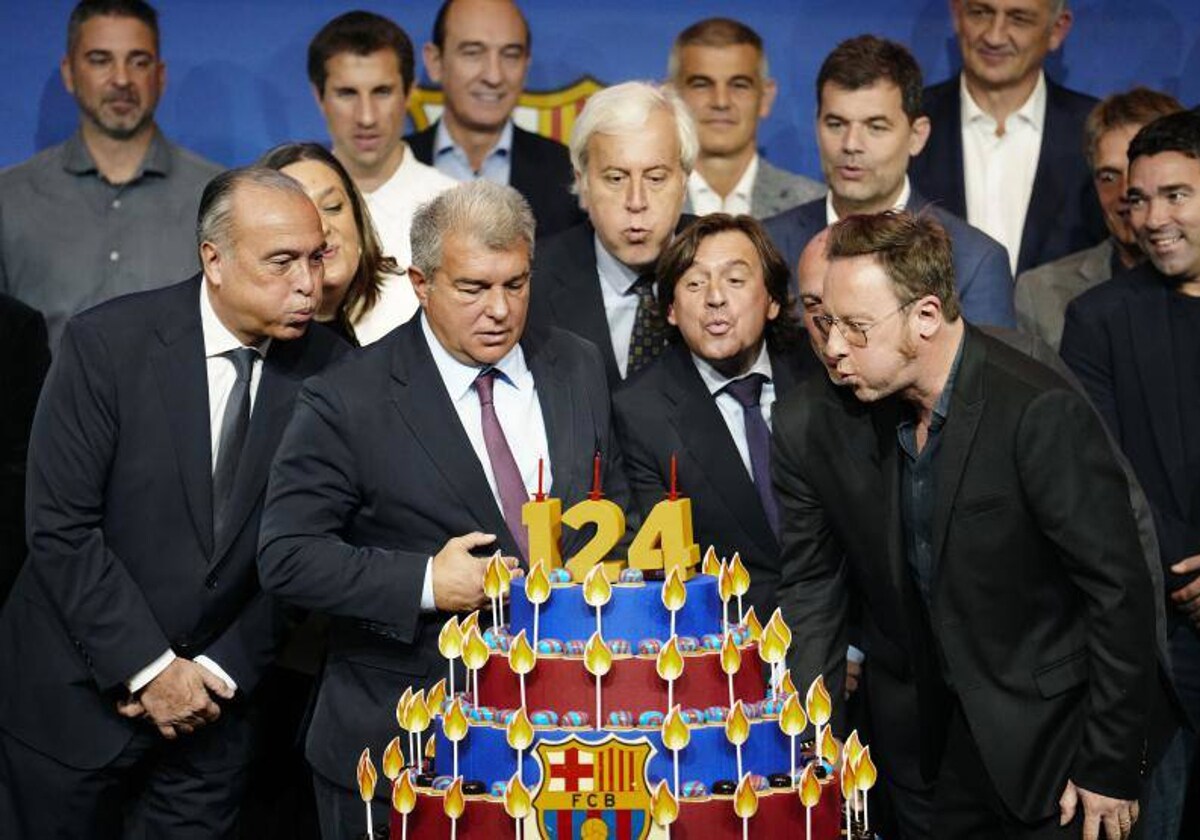 Laporta y su directiva soplan las velas en el 124 cumpleaños del Barça