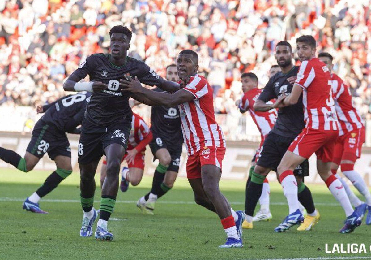 Assane Diao pugna con Akieme en un córner durante el Almería - Betis