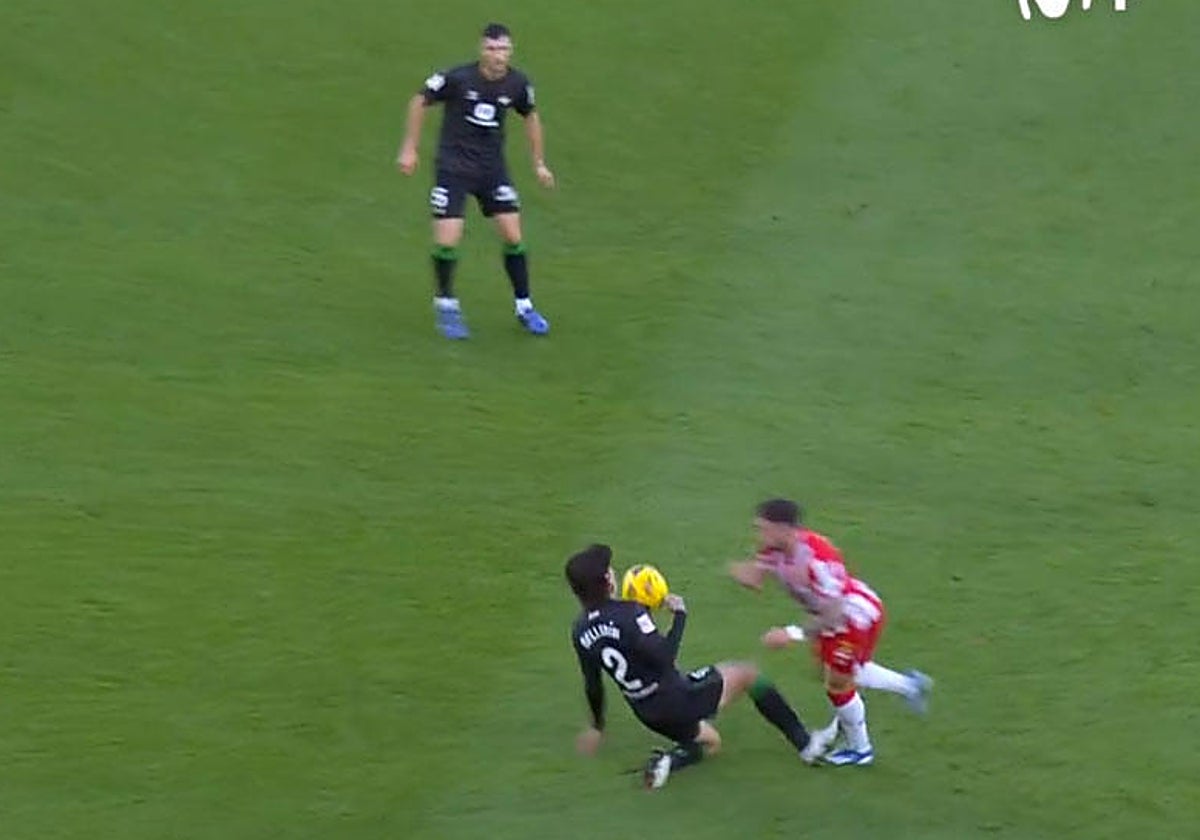 Instante en el que se produce el planchazo de Bellerín sobre Embarba