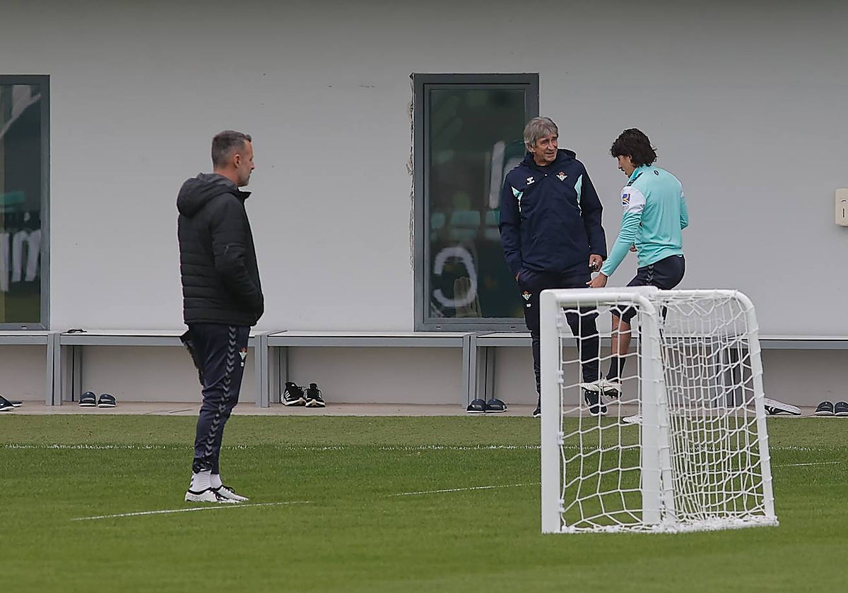 Pellegrini y Bellerín dialogan antes del inicio del entrenamiento del Betis en la ciudad deportiva Luis del Sol