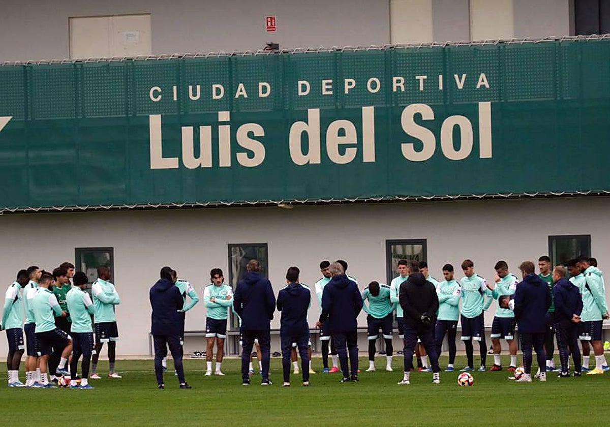 Los jugadores del Betis escuchan la charla inicial de Pellegrini en el entrenamiento de ayer