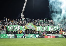 La afición del Betis se hace notar en Villanueva de la Serena con tifo para animar a los suyos