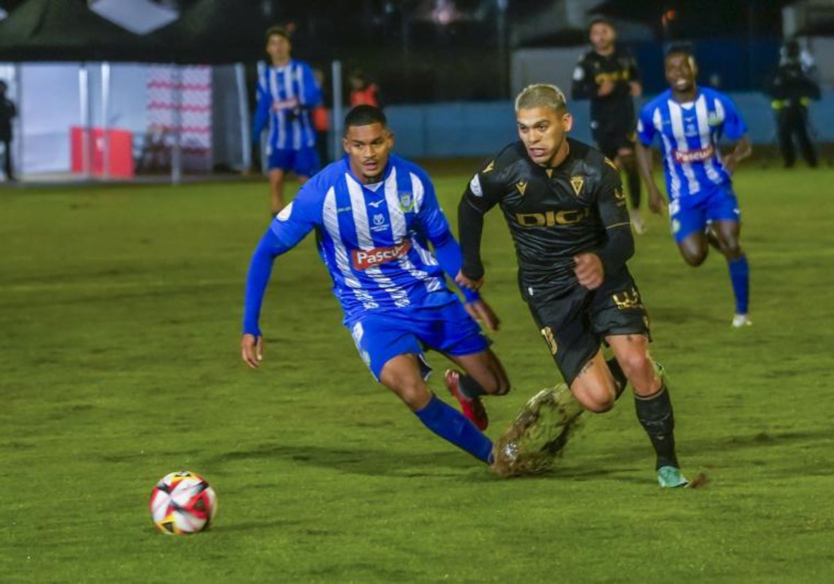 Brian Ocampo disputa un balón con un jugador de la Arandina