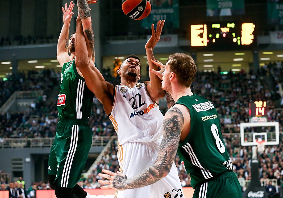 Tavares, defendido por Vildoza y Balcerowskii