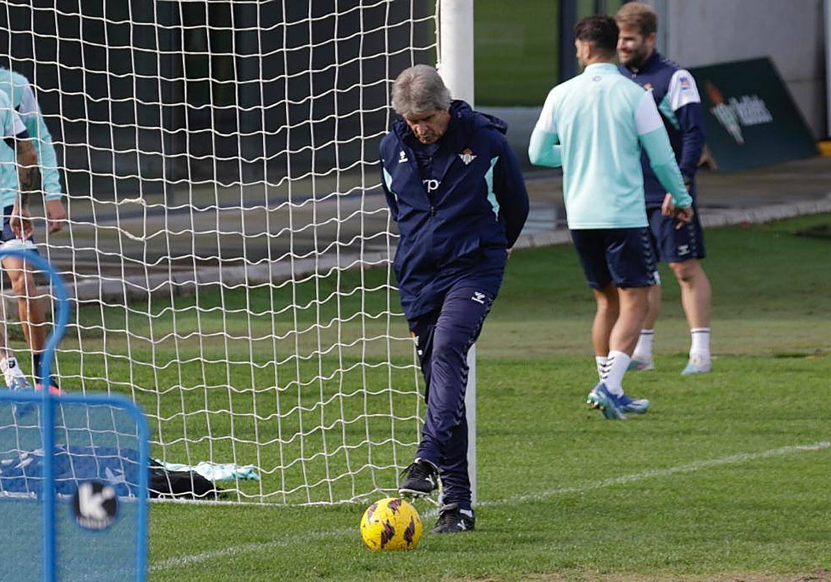El entrenador del Betis, Manuel Pellegrini, durante el entrenamiento de este viernes
