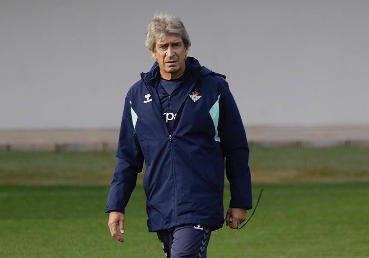 El entrenador del Betis, Manuel Pellegrini, durante el entrenamiento de este sábado