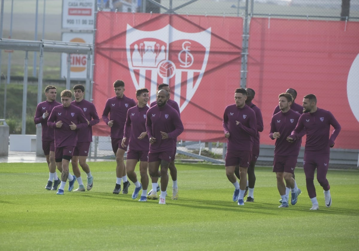 Los jugadores del Sevilla FC, en el entrenamiento de este viernes en la ciudad deportiva