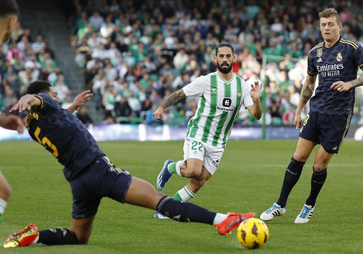 Isco, entre Kroos y Bellingham, durante el partido del Benito Villamarín