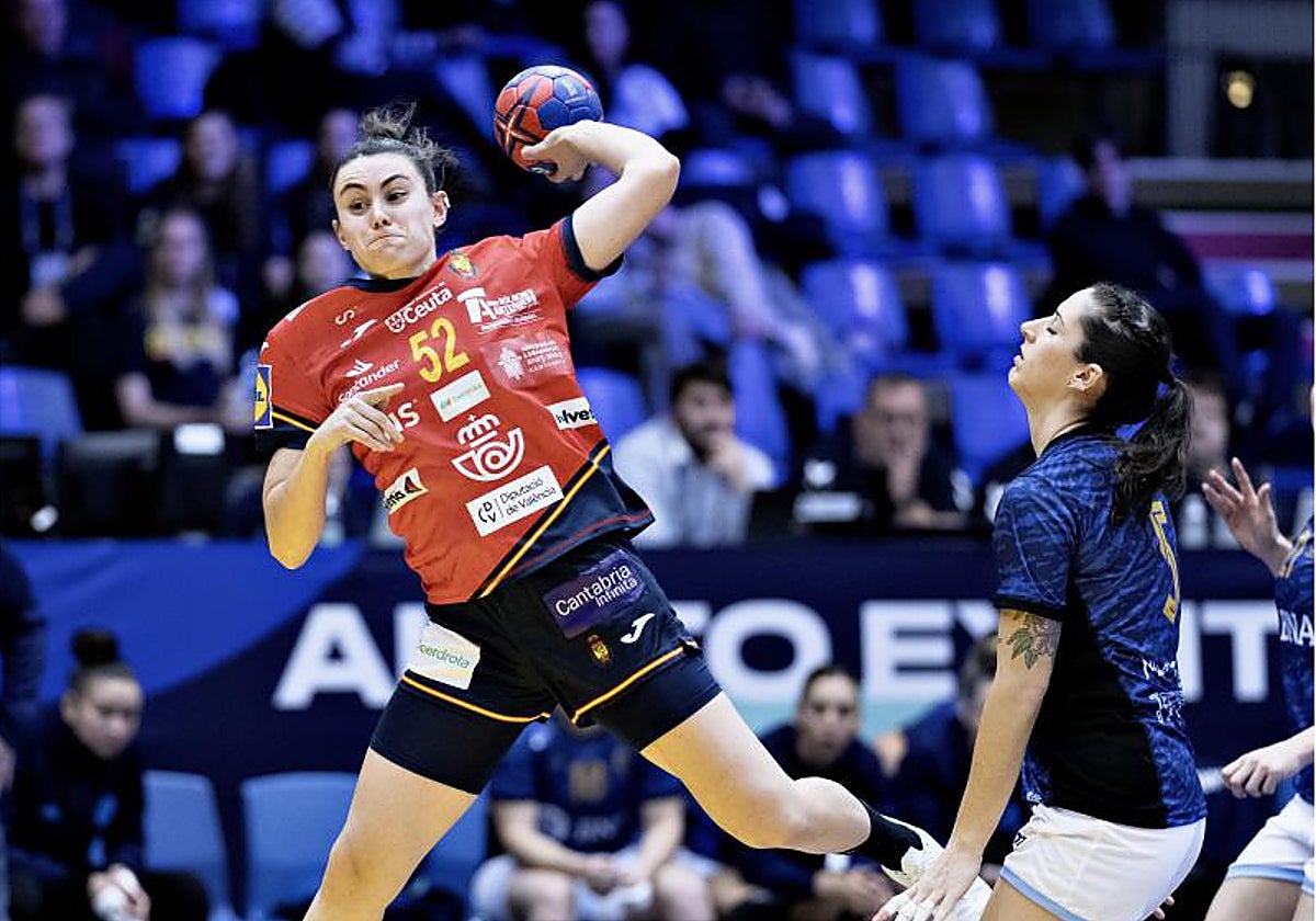 Paulina realiza un lanzamiento ante República Checa