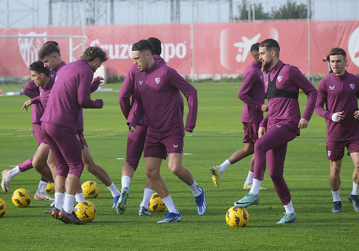 Varios jugadores del Sevilla durante un entrenamiento en la ciudad deportiva