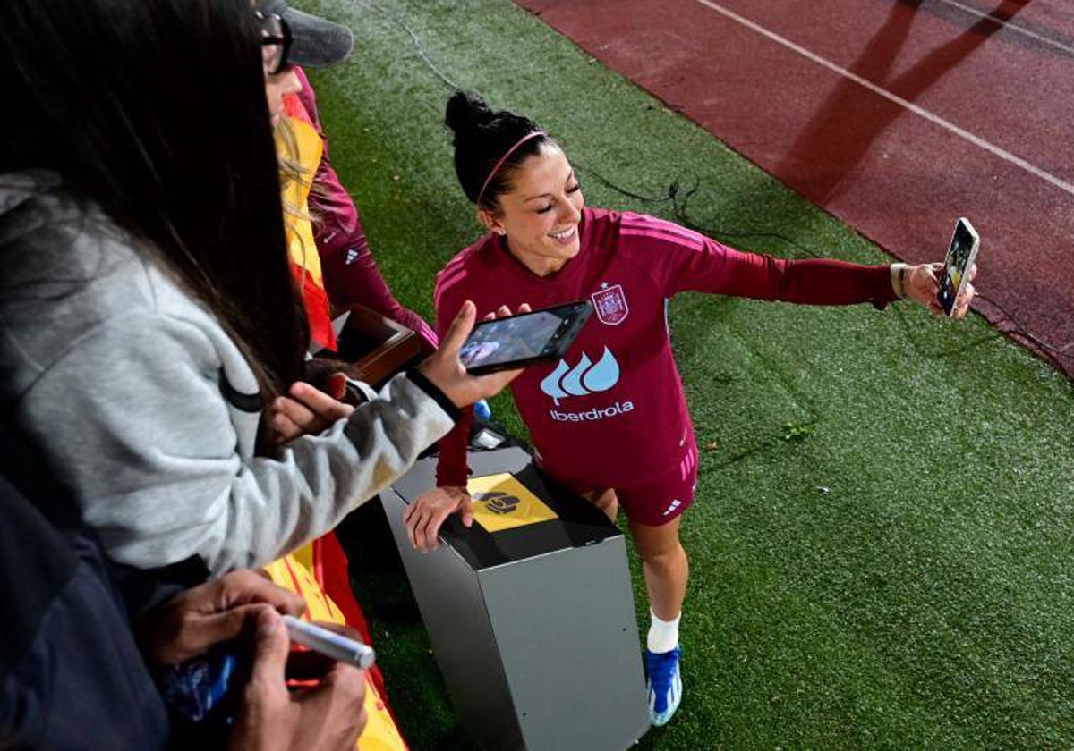 Jenni Hermoso se hace selfies con aficionadas en un entrenamiento de la selección