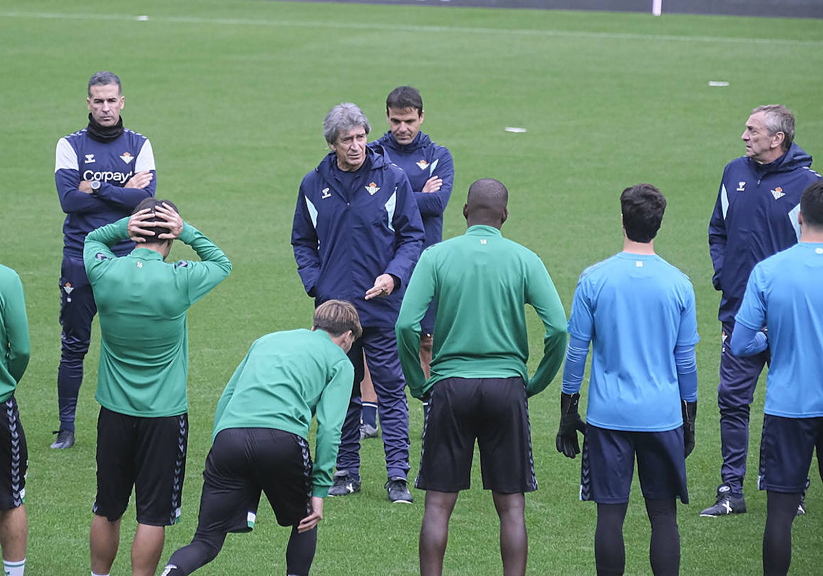 Los futbolistas del Betis, atendiendo a las explicaciones de Pellegrini en un entrenamiento
