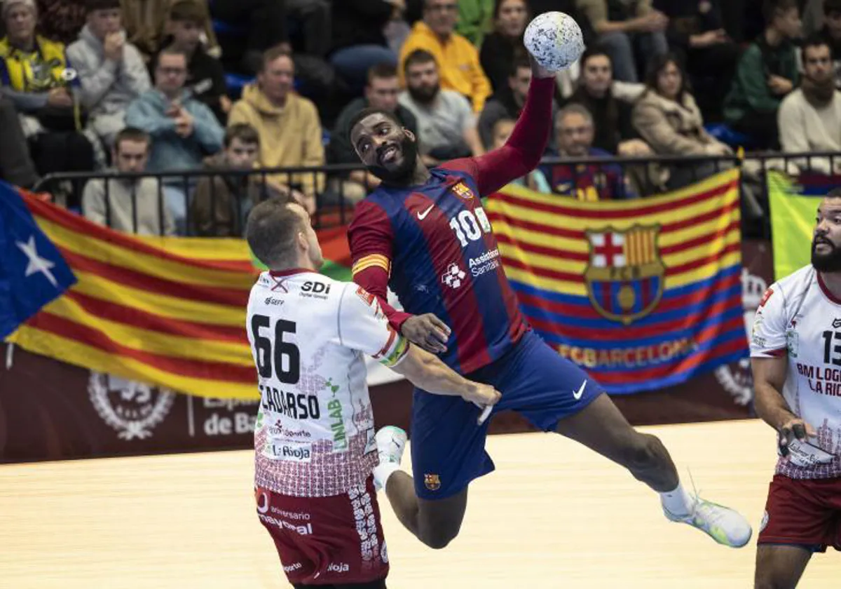 Dika Mem se eleva sobre Edu Cadarso en la final de la Copa de España entre Barcelona y Logroño La Rioja