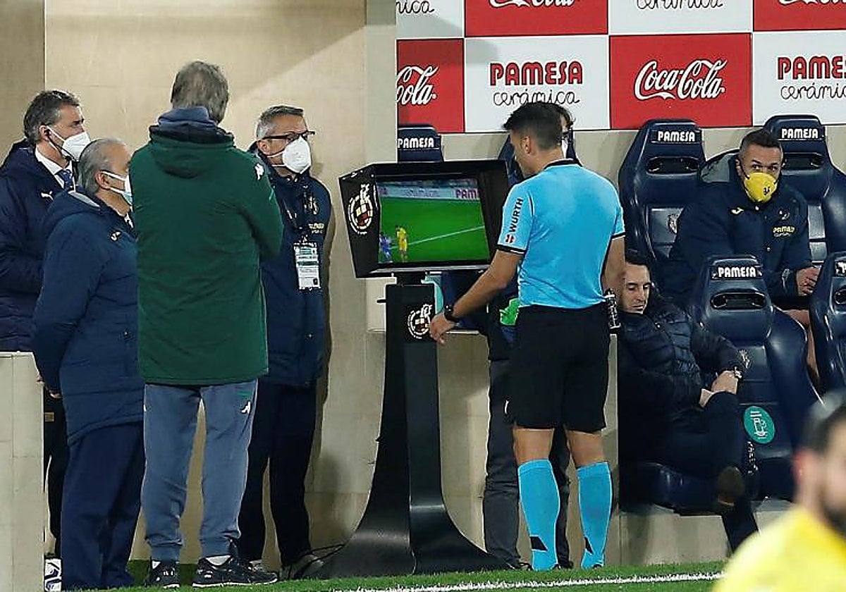 Gil Manzano analiza una jugada en el monitor del VAR