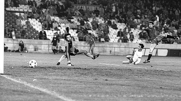 Remate de Santillana en el primer tiempo del España-Malta de diciembre de 1983