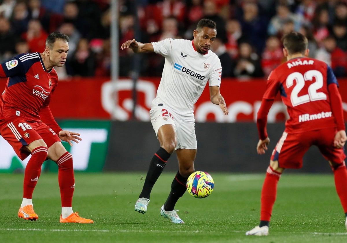 El centrocampista brasileño del Sevilla Fernando Reges controla una posesión ante el centrocampista del Osasuna Aimar Oroz