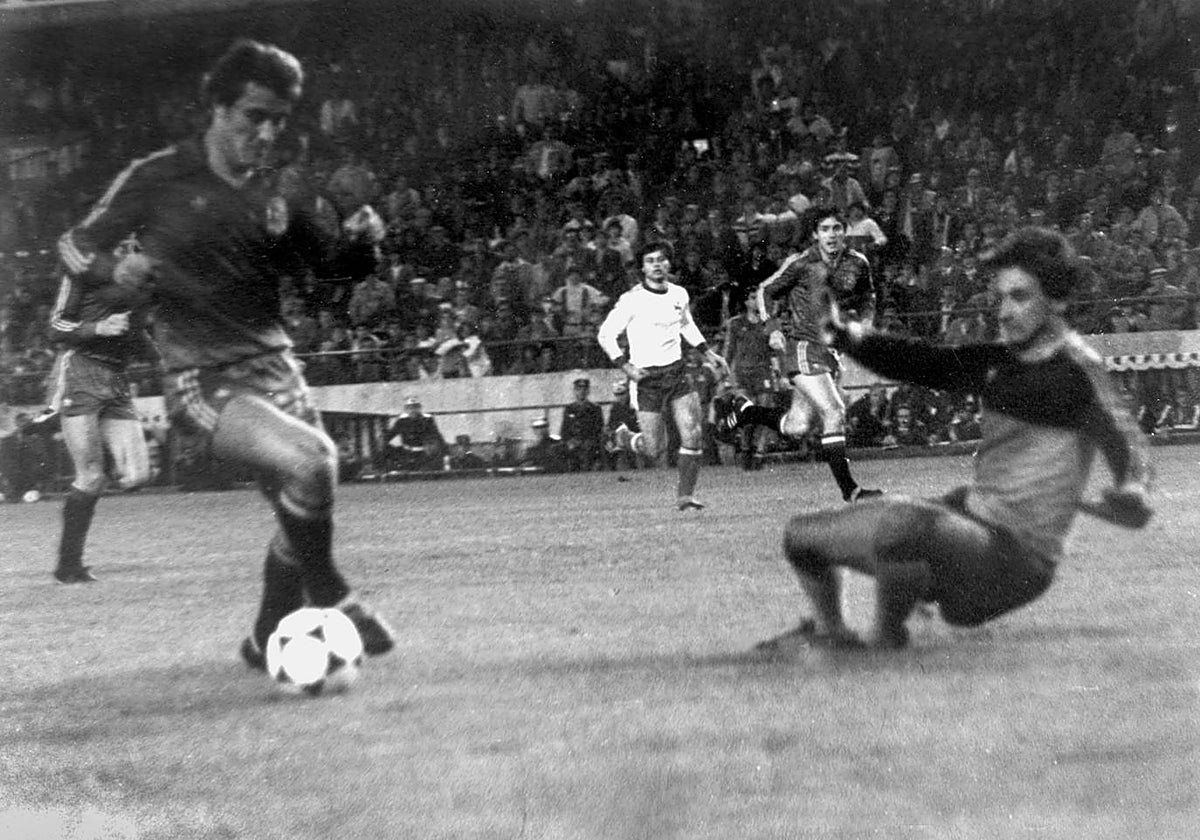 Rincón regatea en el transcurso del España-Malta de diciembre de 1983