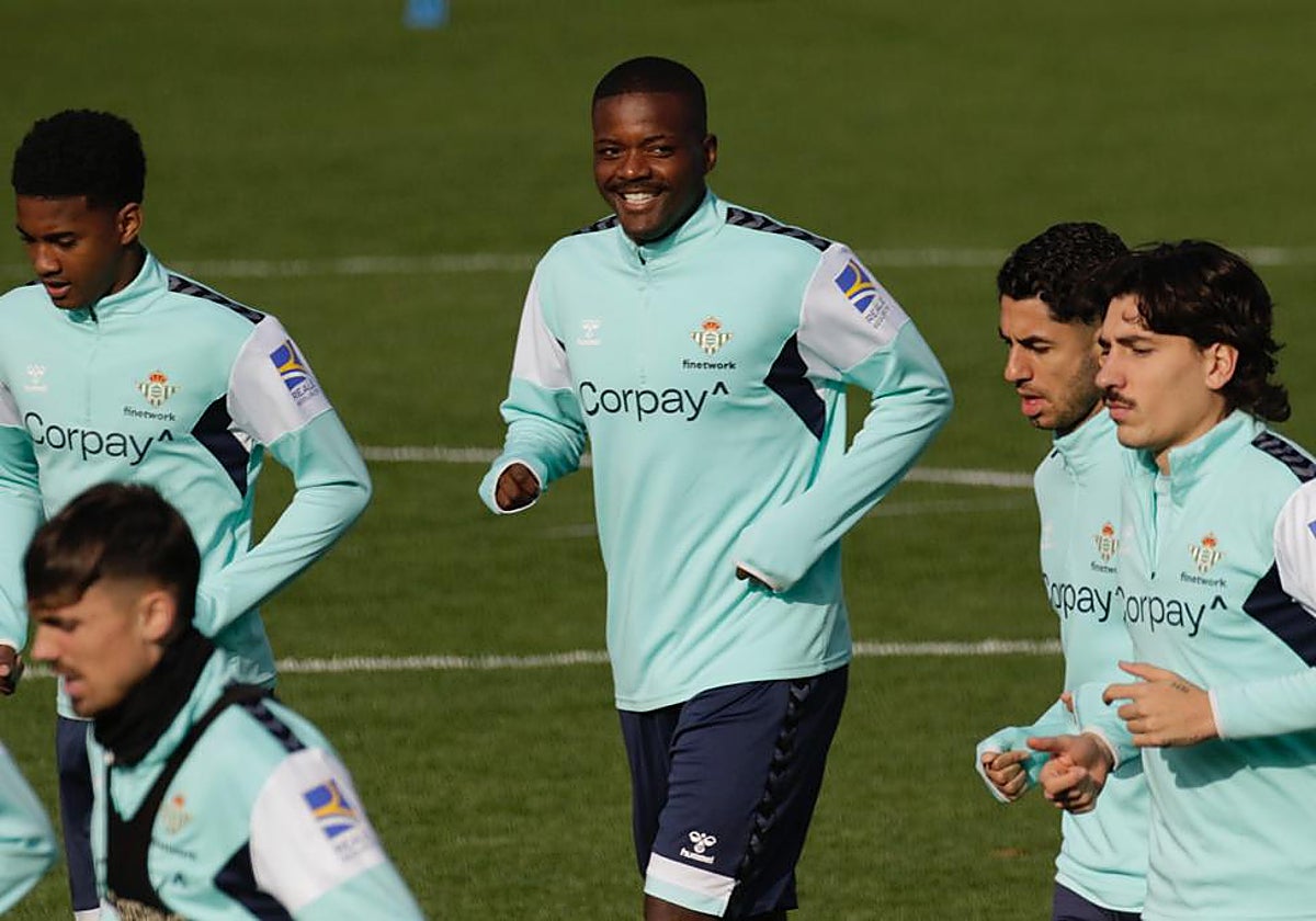 William Carvalho sonríe en una sesión de entrenamiento reciente