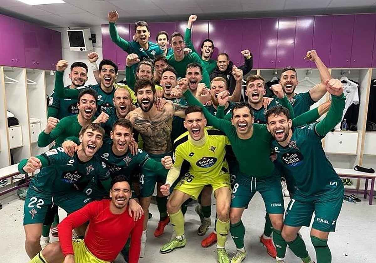 Jugadores del Racing de Ferrol celebrando la última victoria liguera