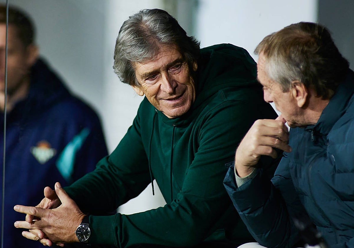 Manuel Pellegrini dialoga con Rubén Cousillas en los prolegómenos del Betis - Girona