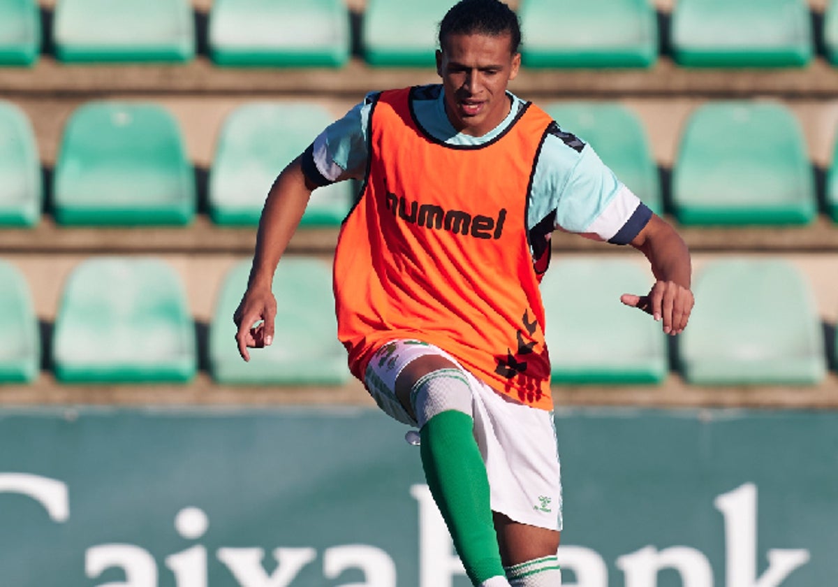 Yanis, durante un calentamiento con el Betis Deportivo