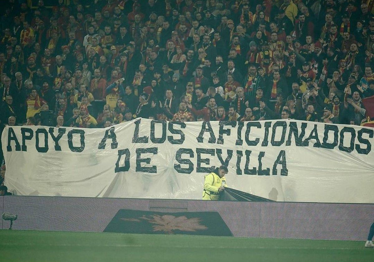 Aficionados del RC Lens apoyando a los seguidores del Sevilla FC