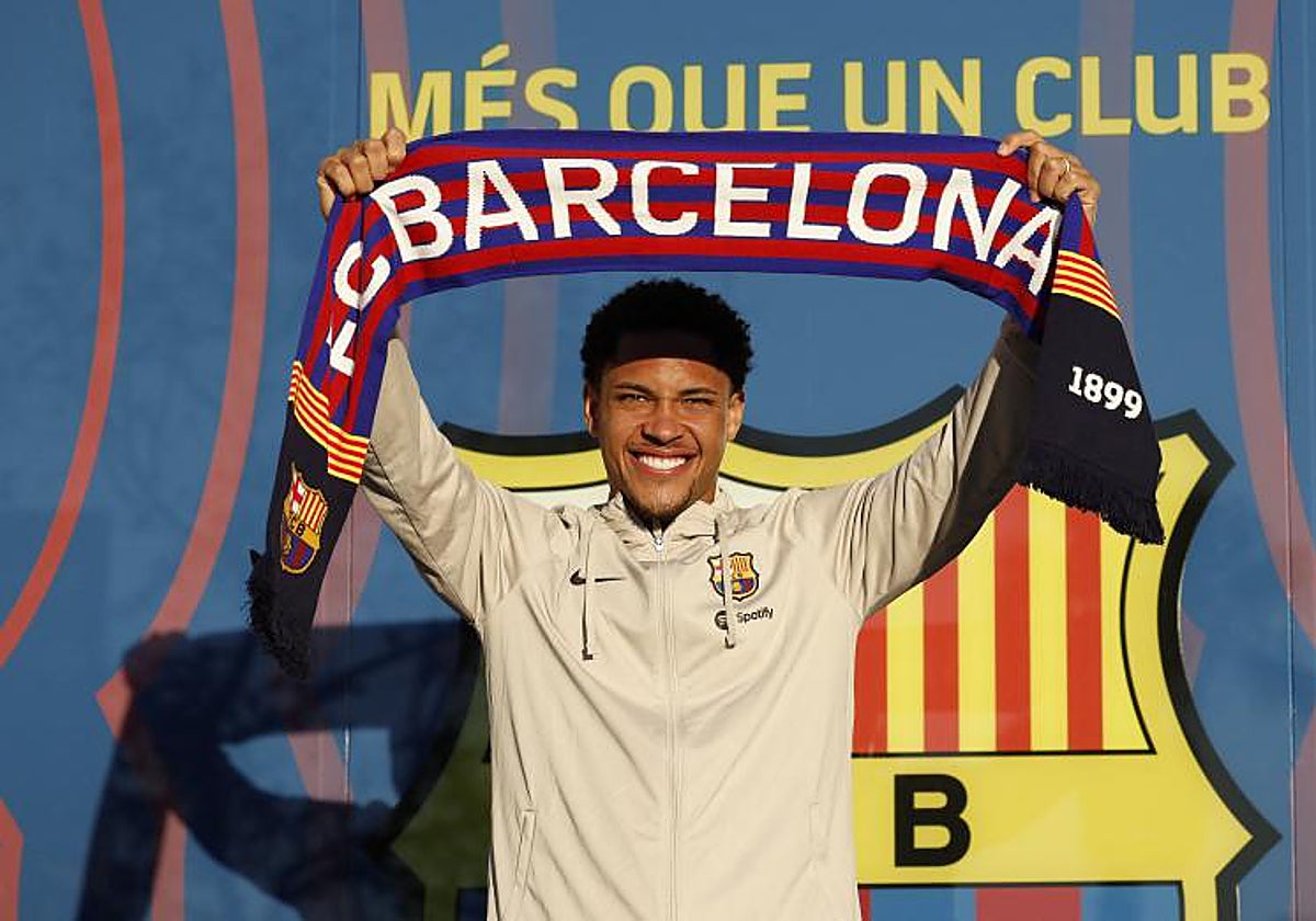 Vitor Roque posa con la bufanda del Barcelona