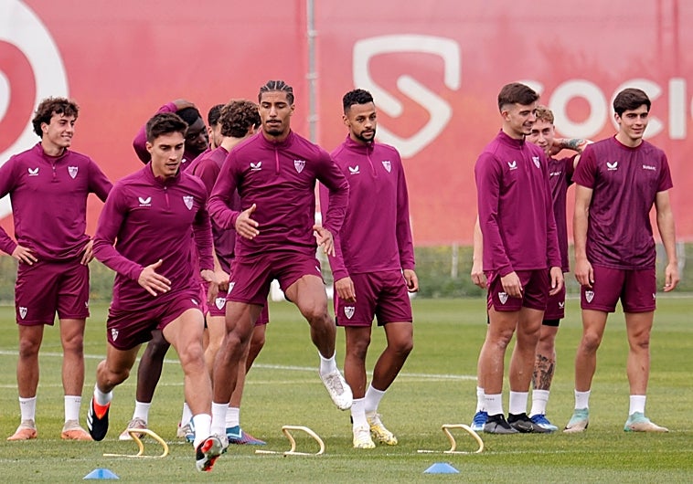 Badé esquiva varias picas en los ejercicios de calentamiento previos al entrenamiento